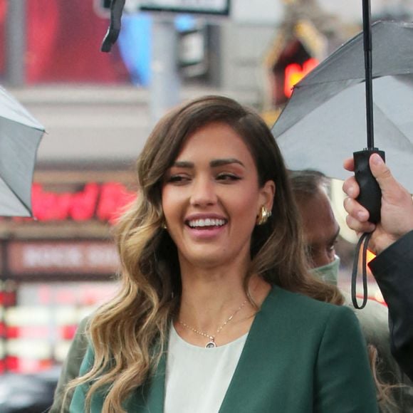 Jessica Alba assiste à l'introduction en bourse de sa société "Honest" au Nasdaq. New York, le 5 mai 2021.