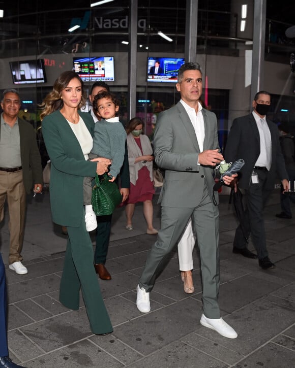 Jessica Alba, son mari Cash Warren et leur fils Hayes au Nasdaq à New York, le 5 mai 2021.