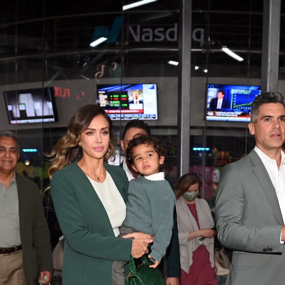 Jessica Alba, son mari Cash Warren et leur fils Hayes au Nasdaq à New York, le 5 mai 2021.