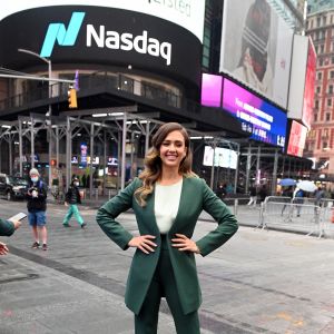 Jessica Alba assiste à l'introduction en bourse de sa société "Honest" au Nasdaq. New York, le 5 mai 2021.