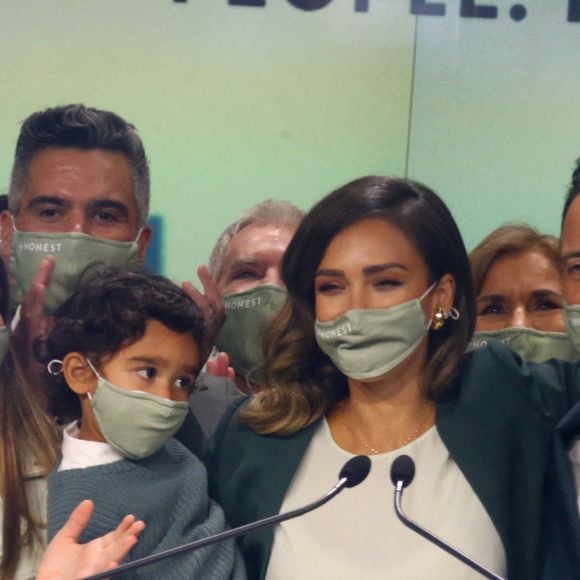 Jessica Alba assiste à l'introduction en bourse de sa société "Honest" au Nasdaq, en présence de son mari Cash Warren et leurs enfants, Honor, Haven et Hayes. New York, le 5 mai 2021.