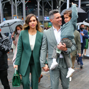 Jessica Alba, son mari Cash Warren et leur fils Hayes au Nasdaq à New York, le 5 mai 2021.