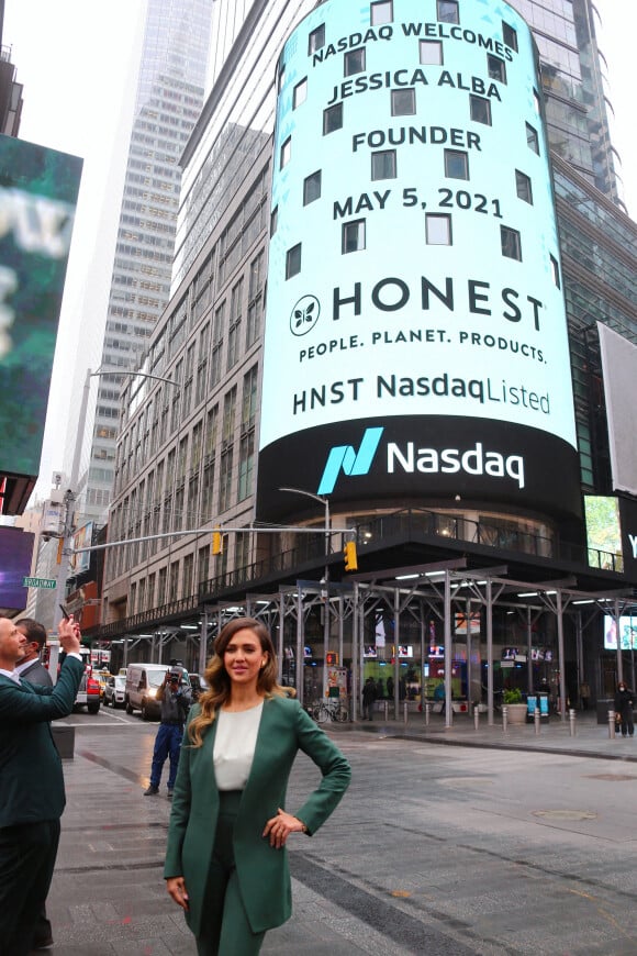 Jessica Alba assiste à l'introduction en bourse de sa société "Honest" au Nasdaq. New York, le 5 mai 2021.