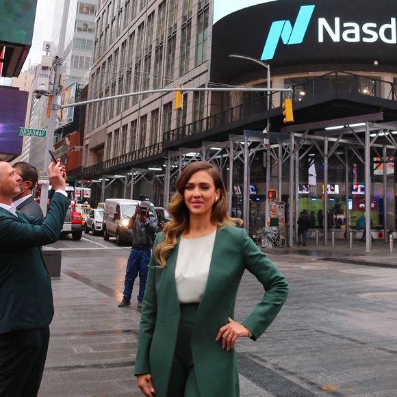 Jessica Alba assiste à l'introduction en bourse de sa société "Honest" au Nasdaq. New York, le 5 mai 2021.