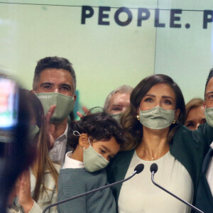 Jessica Alba assiste à l'introduction en bourse de sa société "Honest" au Nasdaq, en présence de son mari Cash Warren et leurs enfants, Honor, Haven et Hayes. New York, le 5 mai 2021.