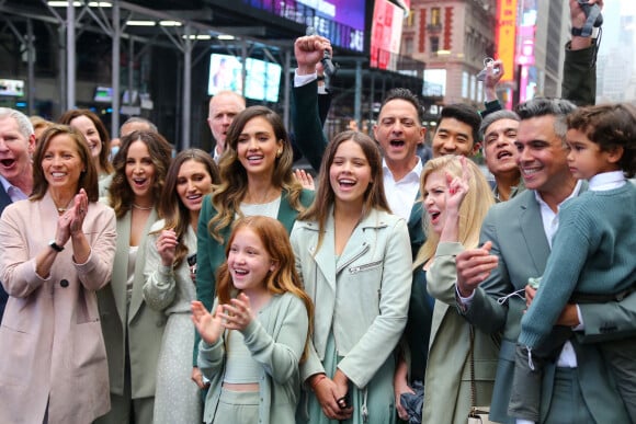Jessica Alba assiste à l'introduction en bourse de sa société "Honest" au Nasdaq, en présence de son mari Cash Warren et leurs enfants, Honor, Haven et Hayes. New York, le 5 mai 2021.