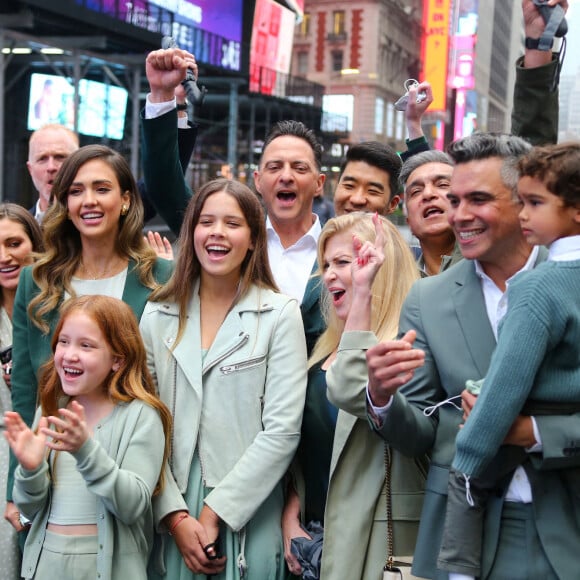 Jessica Alba assiste à l'introduction en bourse de sa société "Honest" au Nasdaq, en présence de son mari Cash Warren et leurs enfants, Honor, Haven et Hayes. New York, le 5 mai 2021.