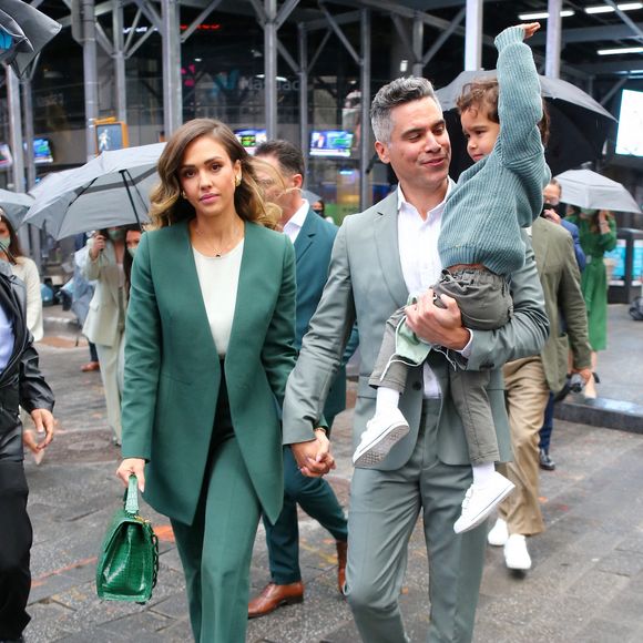 Jessica Alba, son mari Cash Warren et leur fils Hayes au Nasdaq à New York, le 5 mai 2021.