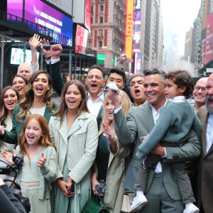 Jessica Alba assiste à l'introduction en bourse de sa société "Honest" au Nasdaq, en présence de son mari Cash Warren et leurs enfants, Honor, Haven et Hayes. New York, le 5 mai 2021.