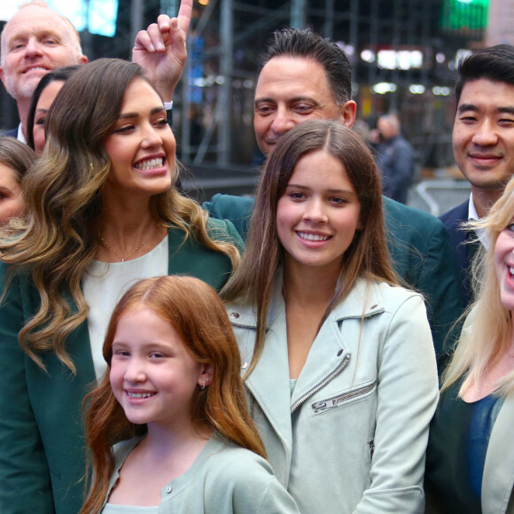 Jessica Alba assiste à l'introduction en bourse de sa société "Honest" au Nasdaq, en présence de son mari Cash Warren et leurs enfants, Honor, Haven et Hayes. New York, le 5 mai 2021.