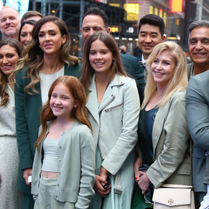 Jessica Alba assiste à l'introduction en bourse de sa société "Honest" au Nasdaq, en présence de son mari Cash Warren et leurs enfants, Honor, Haven et Hayes. New York, le 5 mai 2021.