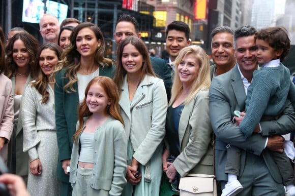 Jessica Alba assiste à l'introduction en bourse de sa société "Honest" au Nasdaq, en présence de son mari Cash Warren et leurs enfants, Honor, Haven et Hayes. New York, le 5 mai 2021.