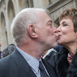 Exclusif - Catherine Laborde a epousé son compagnon de longue date Thomas Stern, publicitaire, samedi 9 novembre 2013 à la mairie du 2e arrondissement de Paris, en présence de ses amis les plus proches. 