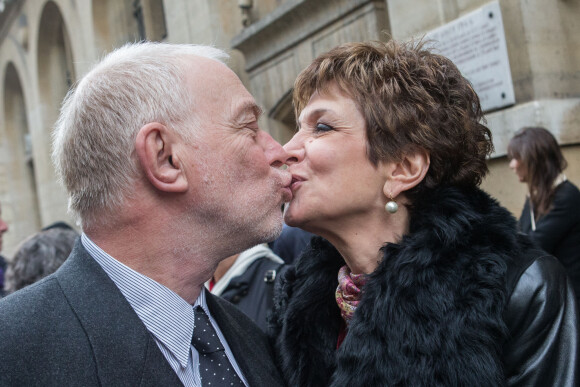 Exclusif - Catherine Laborde a epousé son compagnon de longue date Thomas Stern, publicitaire, samedi 9 novembre 2013 à la mairie du 2e arrondissement de Paris, en présence de ses amis les plus proches. 