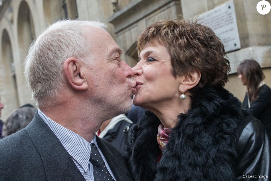 Exclusif - Catherine Laborde a epousé son compagnon de longue date Thomas Stern, publicitaire, samedi 9 novembre 2013 à la mairie du 2e arrondissement de Paris, en présence de ses amis les plus proches.