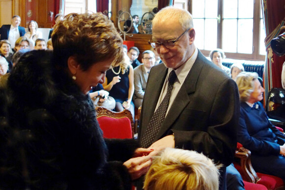 Exclusif - Echange des alliances entre Catherine Laborde et Thomas Stern -Exclusif - Mariage de Catherine Laborde et Thomas Stern le samedi 9 novembre 2013 à la mairie du 2e arrondissement de Paris.