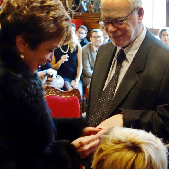 Exclusif - Echange des alliances entre Catherine Laborde et Thomas Stern -Exclusif - Mariage de Catherine Laborde et Thomas Stern le samedi 9 novembre 2013 à la mairie du 2e arrondissement de Paris.