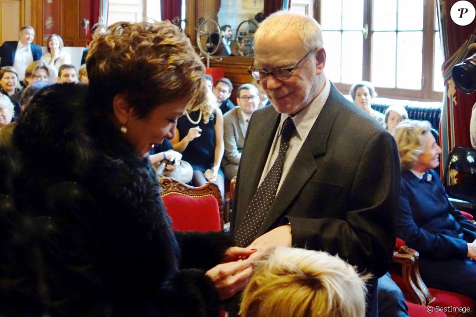 Exclusif - Echange des alliances entre Catherine Laborde et Thomas Stern -Exclusif - Mariage de Catherine Laborde et Thomas Stern le samedi 9 novembre 2013 à la mairie du 2e arrondissement de Paris.