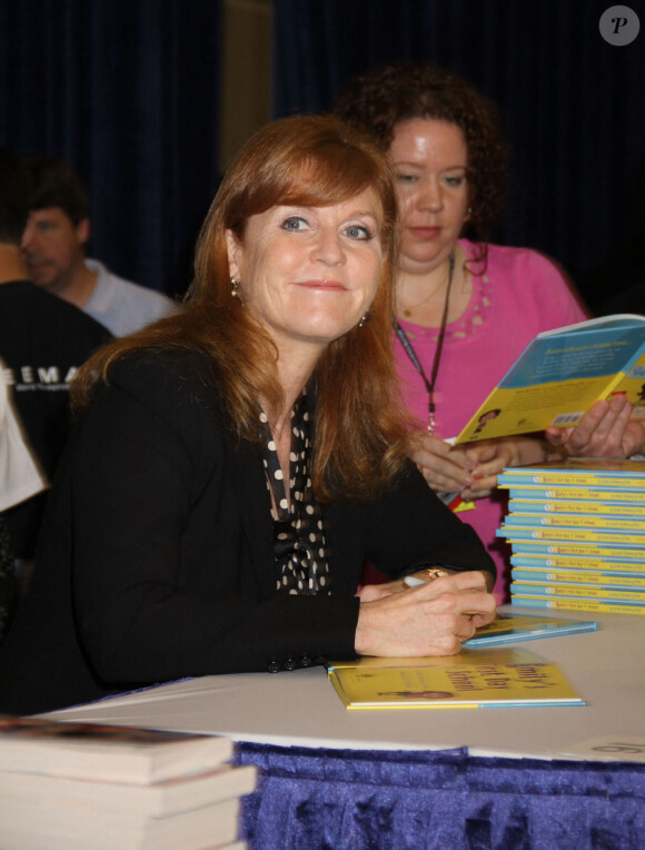 Sarah Ferguson dédicace un de ses livres à New York en 2010. 