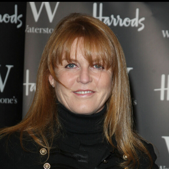 Sarah Ferguson lors d'une séance de dédicaces chez Harrod's à Londres en 2008. 