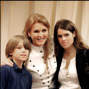 Sarah Ferguson avec sa fille la princesse Eugenie lors d'une séance de dédicaces à New York en 2006.