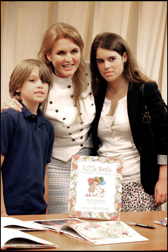 Sarah Ferguson avec sa fille la princesse Eugenie lors d'une séance de dédicaces à New York en 2006.