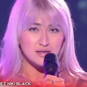 Niki Black, Talent de Amel Bent, lors de la demi-finale de "The Voice" - TF1