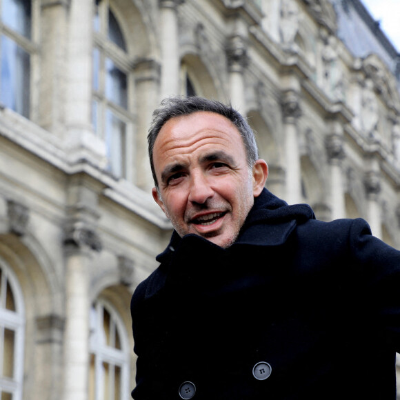 Exclusif - Nikos Aliagas présente son exposition photographique "Parisiennes" en compagnie du maire de Paris rue de Rivoli le 4 mai 2021.
