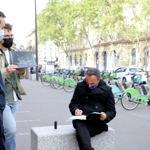 Exclusif - Nikos Aliagas présente son exposition photographique "Parisiennes" en compagnie du maire de Paris rue de Rivoli le 4 mai 2021.