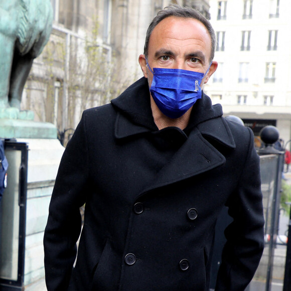 Exclusif - Nikos Aliagas présente son exposition photographique "Parisiennes" en compagnie du maire de Paris rue de Rivoli le 4 mai 2021.