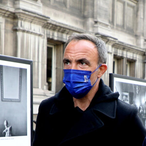 Exclusif - Anne Hidalgo, maire de Paris - Nikos Aliagas présente son exposition photographique "Parisiennes" en compagnie du maire de Paris rue de Rivoli le 4 mai 2021. Nikos Aliagas expose ses photographies sur les grilles de l'Hôtel de Ville de Paris depuis le 20 avril jusqu'au 10 mai.