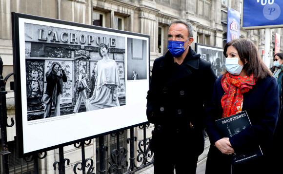 Exclusif - Anne Hidalgo, maire de Paris - Nikos Aliagas présente son exposition photographique "Parisiennes" en compagnie du maire de Paris rue de Rivoli le 4 mai 2021. Nikos Aliagas expose ses photographies sur les grilles de l'Hôtel de Ville de Paris depuis le 20 avril jusqu'au 10 mai.