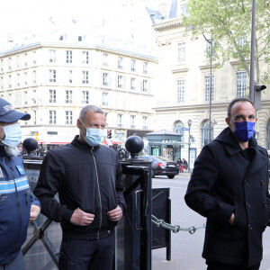 Exclusif - Anne Hidalgo, maire de Paris - Nikos Aliagas présente son exposition photographique "Parisiennes" en compagnie du maire de Paris rue de Rivoli le 4 mai 2021.