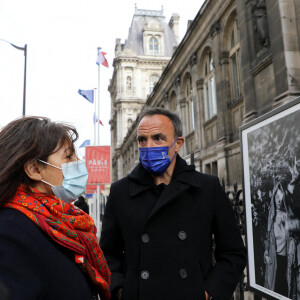 Exclusif - Anne Hidalgo, maire de Paris - Nikos Aliagas présente son exposition photographique "Parisiennes" en compagnie du maire de Paris rue de Rivoli le 4 mai 2021.