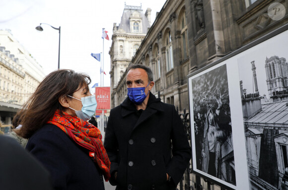 Exclusif - Anne Hidalgo, maire de Paris - Nikos Aliagas présente son exposition photographique "Parisiennes" en compagnie du maire de Paris rue de Rivoli le 4 mai 2021.