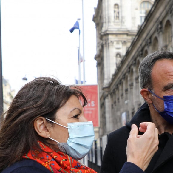 Exclusif - Anne Hidalgo, maire de Paris - Nikos Aliagas présente son exposition photographique "Parisiennes" en compagnie du maire de Paris rue de Rivoli le 4 mai 2021.