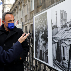 Exclusif - Anne Hidalgo, maire de Paris - Nikos Aliagas présente son exposition photographique "Parisiennes" en compagnie du maire de Paris rue de Rivoli le 4 mai 2021.