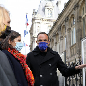 Exclusif - Anne Hidalgo, maire de Paris - Nikos Aliagas présente son exposition photographique "Parisiennes" en compagnie du maire de Paris rue de Rivoli le 4 mai 2021.