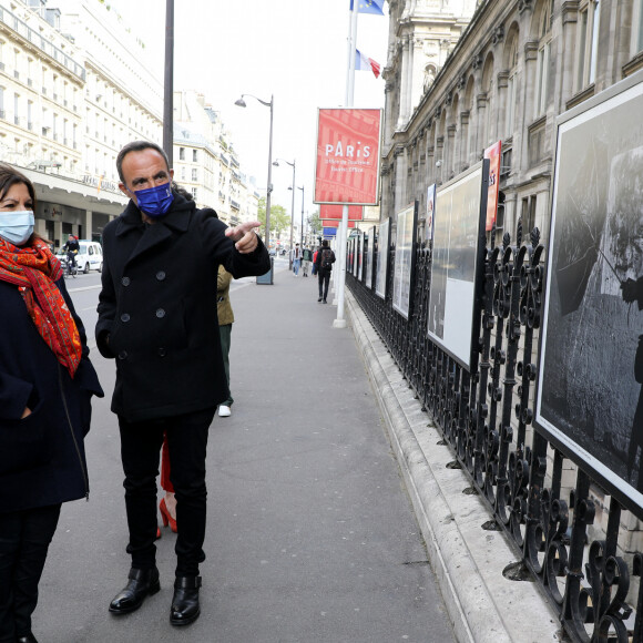 Exclusif - Anne Hidalgo, maire de Paris - Nikos Aliagas présente son exposition photographique "Parisiennes" en compagnie du maire de Paris rue de Rivoli le 4 mai 2021.