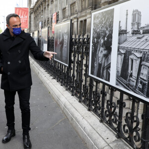 Exclusif - Anne Hidalgo, maire de Paris - Nikos Aliagas présente son exposition photographique "Parisiennes" en compagnie du maire de Paris rue de Rivoli le 4 mai 2021.