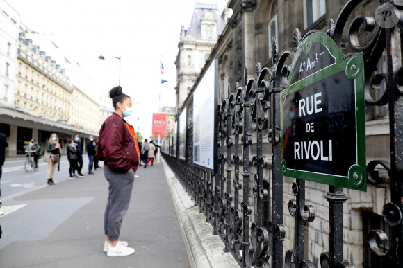 Exclusif - Nikos Aliagas présente son exposition photographique "Parisiennes" en compagnie du maire de Paris rue de Rivoli le 4 mai 2021. Nikos Aliagas expose ses photographies sur les grilles de l'Hôtel de Ville de Paris depuis le 20 avril et jusqu'au 10 mai.