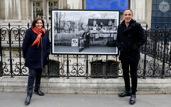 Exclusif - Anne Hidalgo, maire de Paris - Nikos Aliagas présente son exposition photographique "Parisiennes" en compagnie du maire de Paris rue de Rivoli.