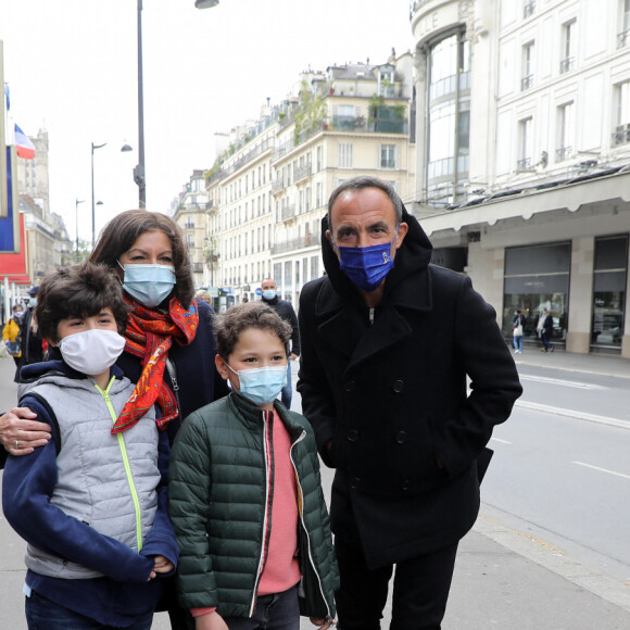 Exclusif - Anne Hidalgo, maire de Paris - Nikos Aliagas présente son exposition photographique "Parisiennes" en compagnie du maire de Paris rue de Rivoli le 4 mai 2021.