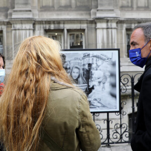 Exclusif - Anne Hidalgo, maire de Paris - Nikos Aliagas présente son exposition photographique "Parisiennes" en compagnie du maire de Paris rue de Rivoli le 4 mai 2021.