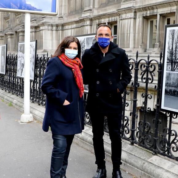 Exclusif - Anne Hidalgo, maire de Paris - Nikos Aliagas présente son exposition photographique "Parisiennes" en compagnie du maire de Paris rue de Rivoli le 4 mai 2021.