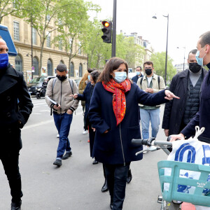 Exclusif - Anne Hidalgo, maire de Paris - Nikos Aliagas présente son exposition photographique "Parisiennes" en compagnie du maire de Paris rue de Rivoli le 4 mai 2021.