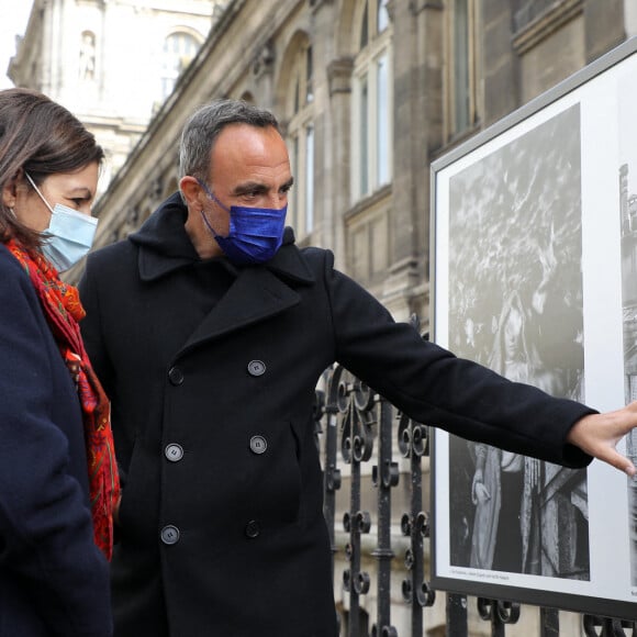 Exclusif - Anne Hidalgo, maire de Paris - Nikos Aliagas présente son exposition photographique "Parisiennes" en compagnie du maire de Paris rue de Rivoli le 4 mai 2021.