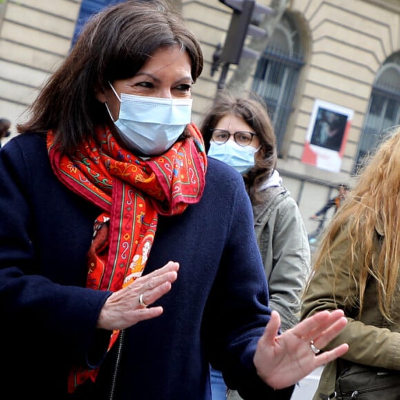Exclusif - Anne Hidalgo, maire de Paris - Nikos Aliagas présente son exposition photographique "Parisiennes" en compagnie du maire de Paris rue de Rivoli le 4 mai 2021.