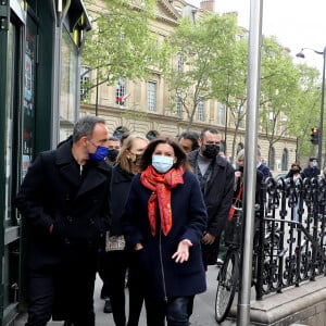 Exclusif - Anne Hidalgo, maire de Paris - Nikos Aliagas présente son exposition photographique "Parisiennes" en compagnie du maire de Paris rue de Rivoli le 4 mai 2021.