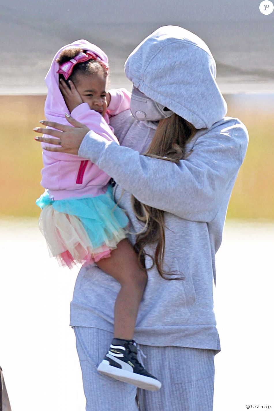 Exclusif - Beyoncé et sa fille Blue Ivy arrivent en jet privé dans les Hamptons à New York le 19 juin 2020. Elles portent des masques pour se protéger de l'épidémie de Coronavirus (Covid-19).